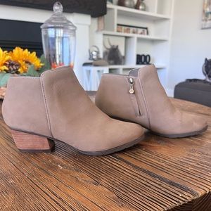 Blondo Women’s Villa Waterproof Ankle Bootie Size 8.5W Mushroom Nubuck